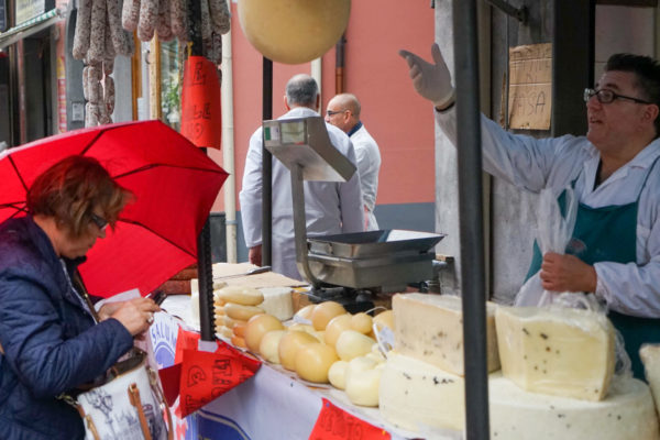 Käse und Wurst auf dem Markt von Zafferana