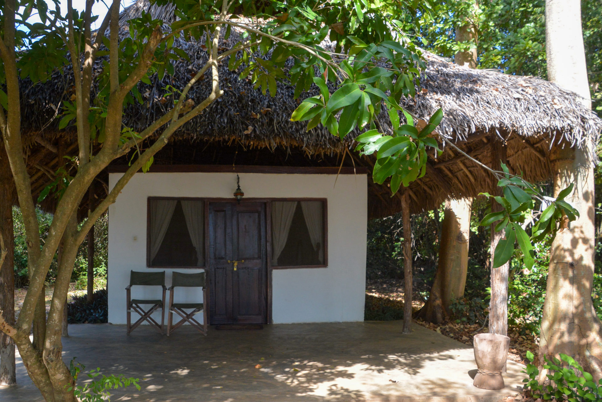 Hütte mit Strohdach im Jimbiza-Camp in Tansania