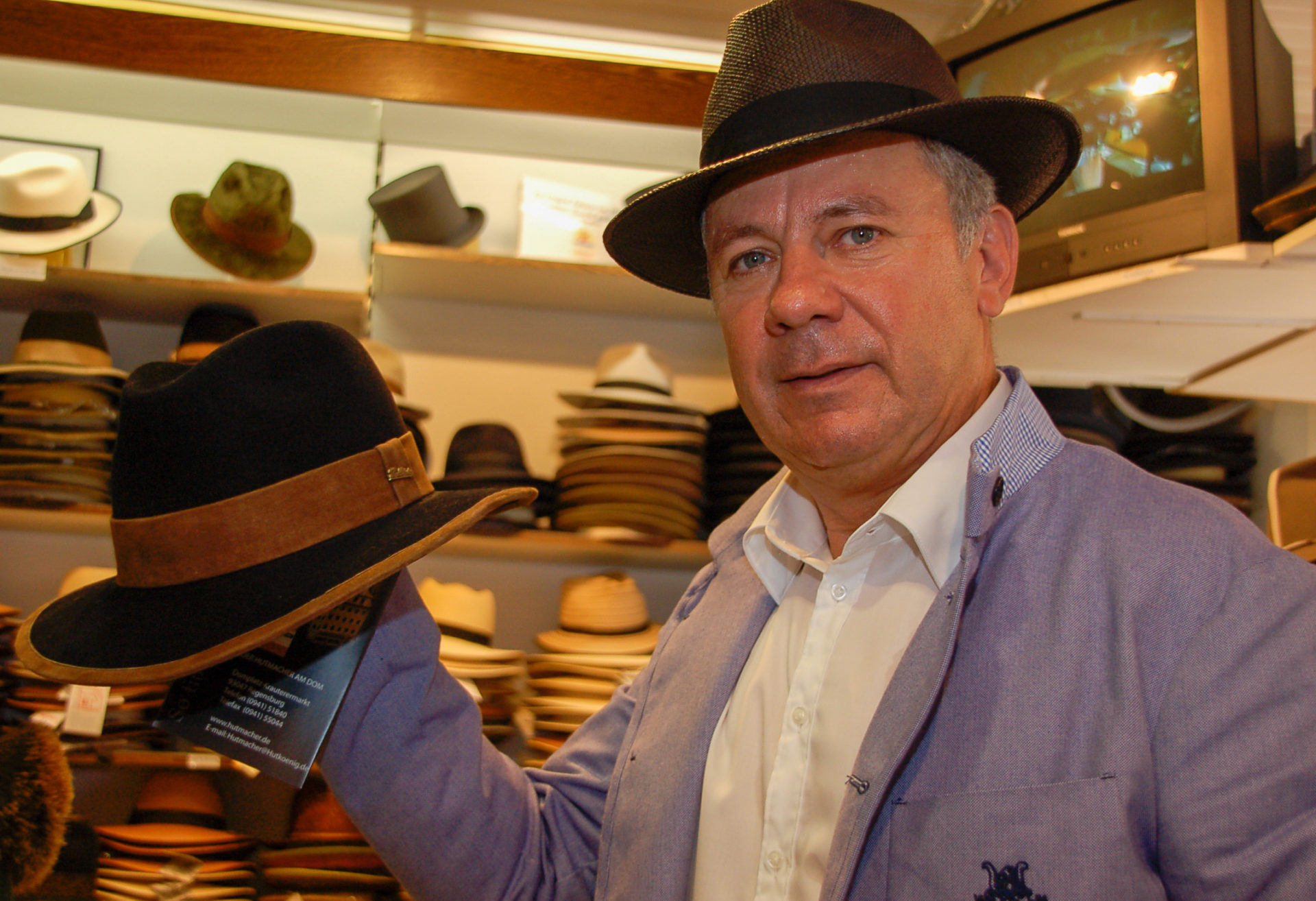 Hutmacher Robert Nuslan mit zwei Hüten