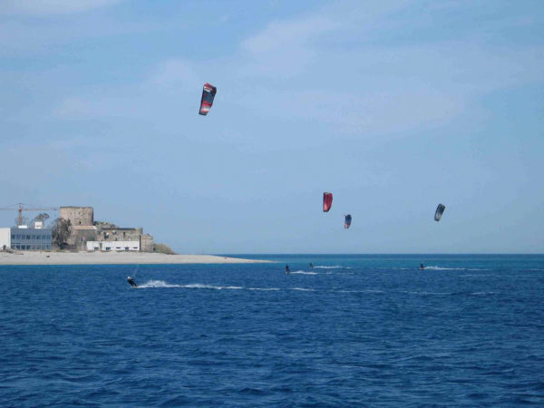 Kitesurfer vor einer Insel im Äolischen Meer