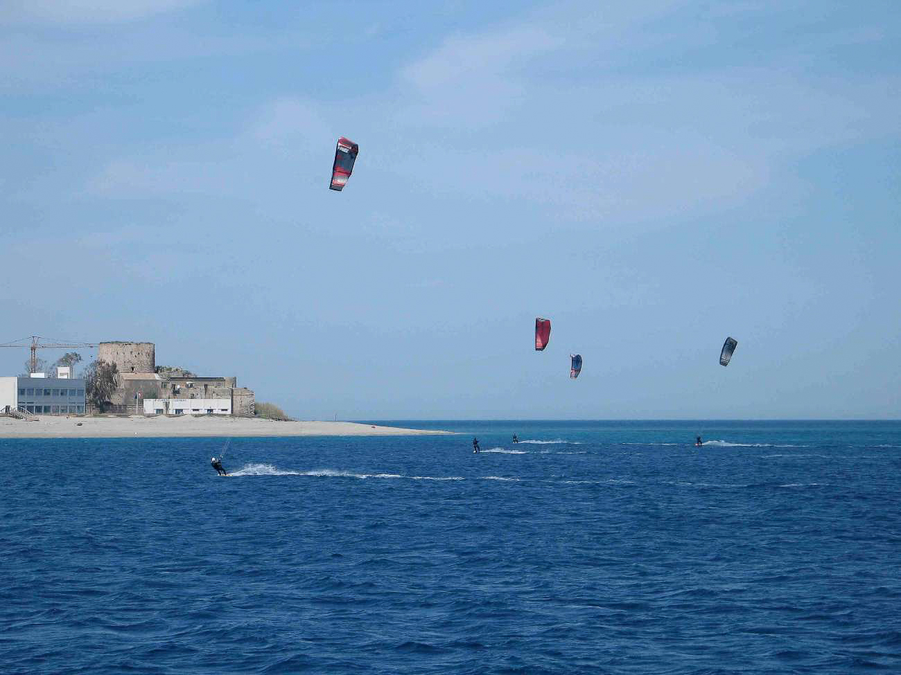 Kitesurfer vor einer Insel im Äolischen Meer
