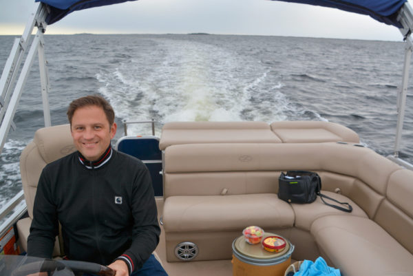 Autor Ralf steuert ein Pontonboot auf dem Weg nach Shell Island