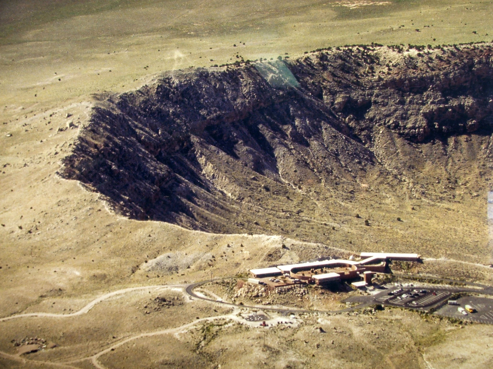 Luftaufnahme vom Meteor Crater abfotografiert im Besucherzentrum
