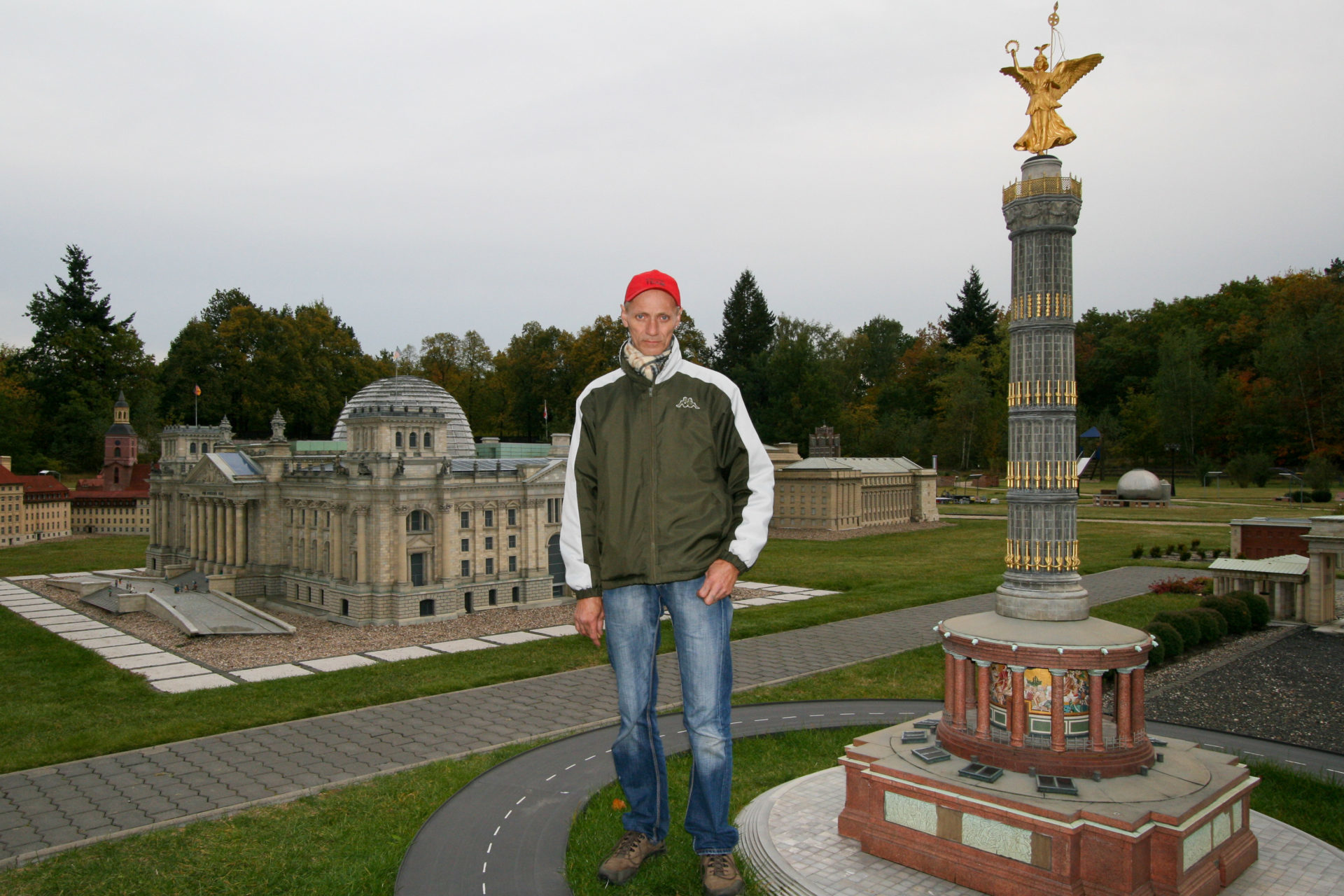 Henry Kiesewetter neben der Siegessäule im Modellpark in der Berliner Wulheide