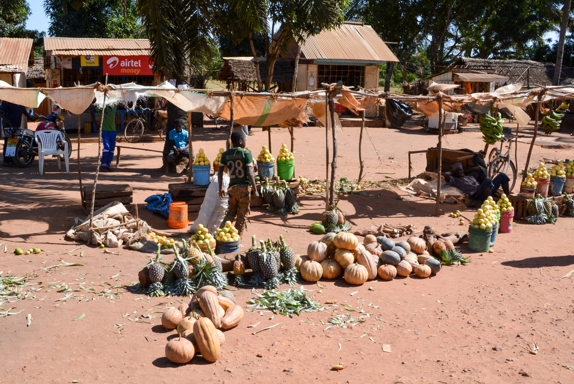 Verkauf von Obst und Gemüse am Straßenrand in Tansania