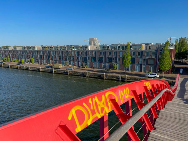 Die rote Python-Brücke verbindet zwei Inseln im Amsterdamer Hafen