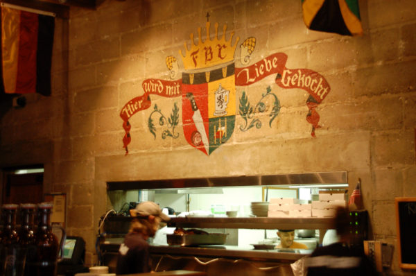 Restaurant in Texas mit Aufschrift an der Wand »Hier wird mit Liebe gekocht«