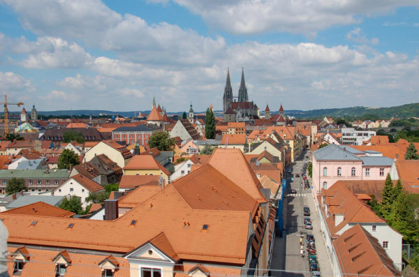 Rote Häuserdächer in der Altstadt von Regensburg mit Dom im Hintergrund