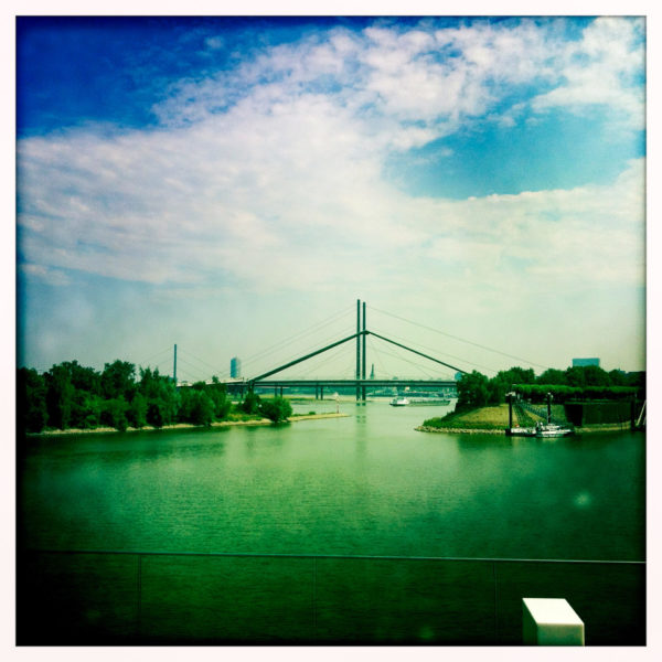 Blick auf die Rheinbrücken aus dem Medienhafen der Hauptstadt Nordrhein-Westfalens