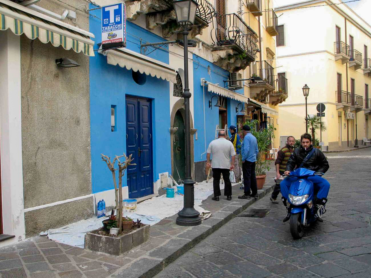 Blaue Vespa vor blauer Hauswand auf der Insel Vulcano