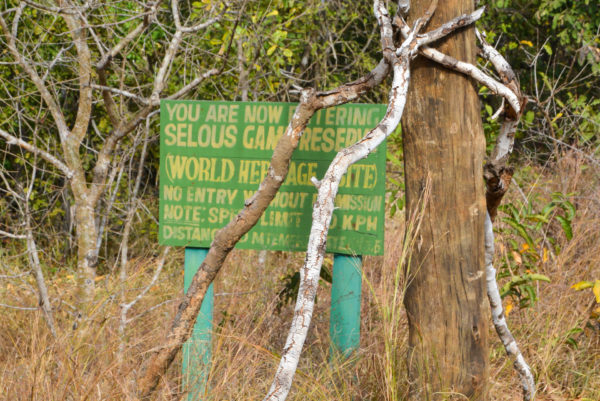Improvisiertes Schild weist auf den Eingang zum Selous Game Reserve hin