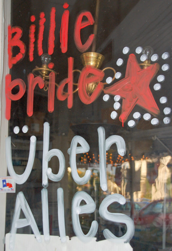 Kryptische Schaufenterinschrift Billie Pride Über Alles in Texas