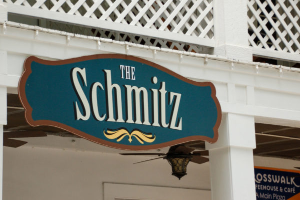 Schild mit der Aufschrift The Schmitz in Texas