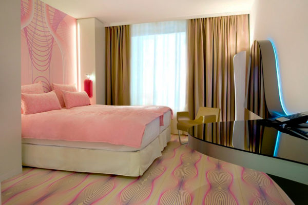 Schlafzimmer mit viel Rosé im Nhow Berlin
