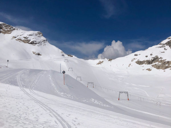 Verlassene Skipiste auf der Zugspitze bei blauem Himmel
