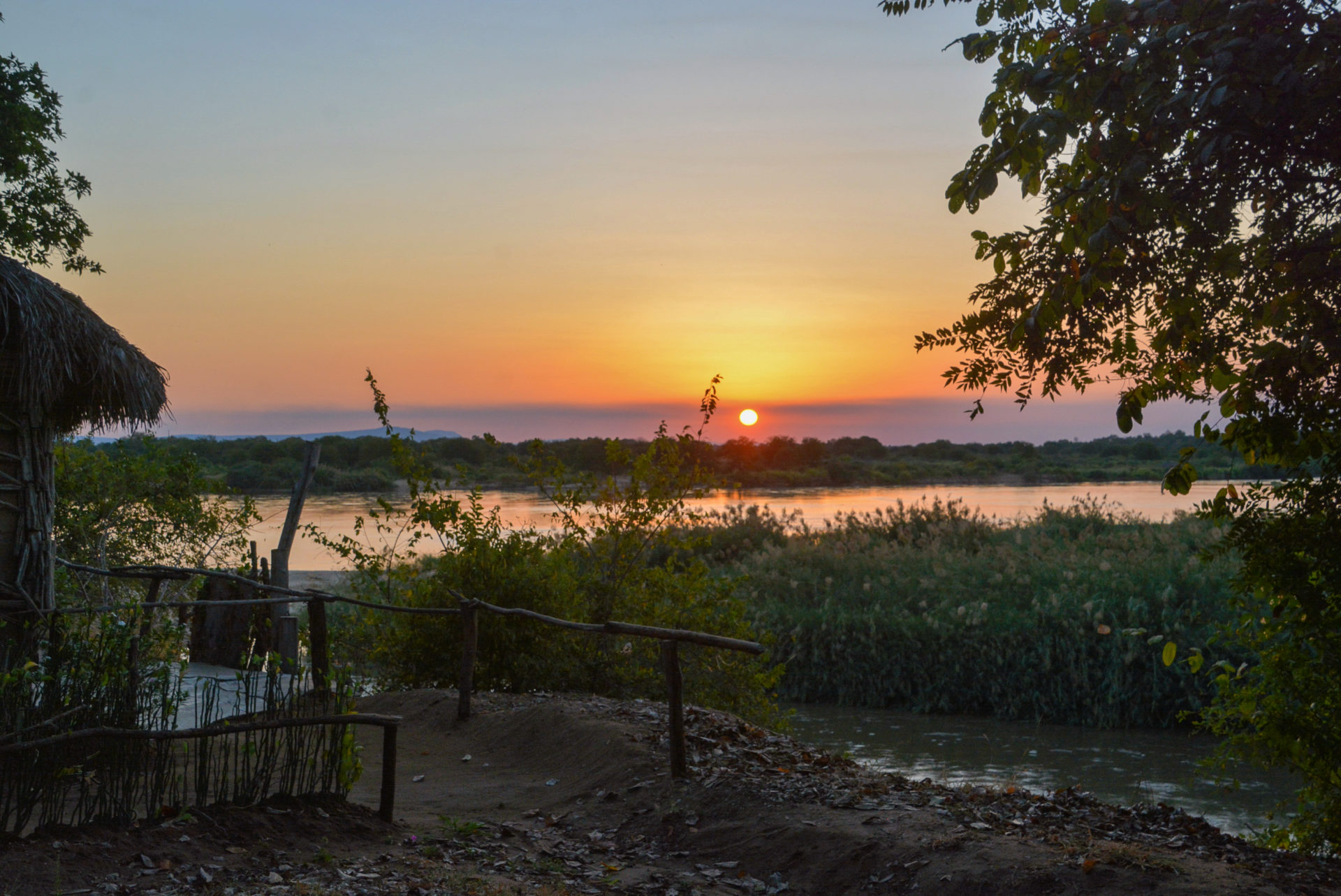 Sonnenuntergang über dem Fluss Rufiji in Tansania
