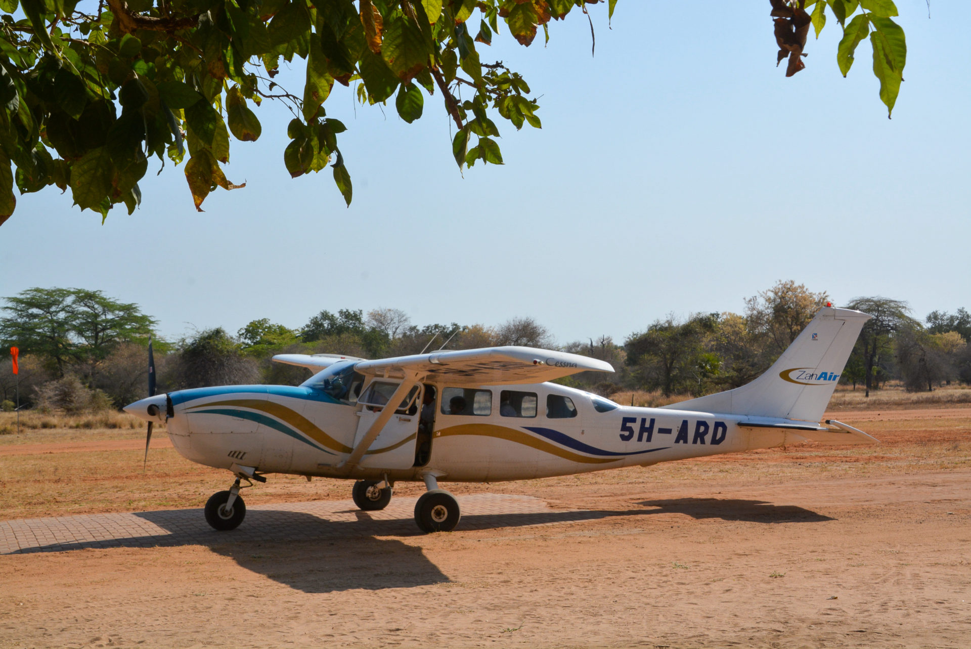 Sportflugzeug auf Schotterpiste in Tansania
