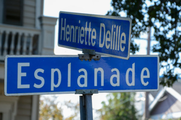 Straßenschilder an der Kreuzung von Esplanade Avenue und Henriette Delille in New Orleans