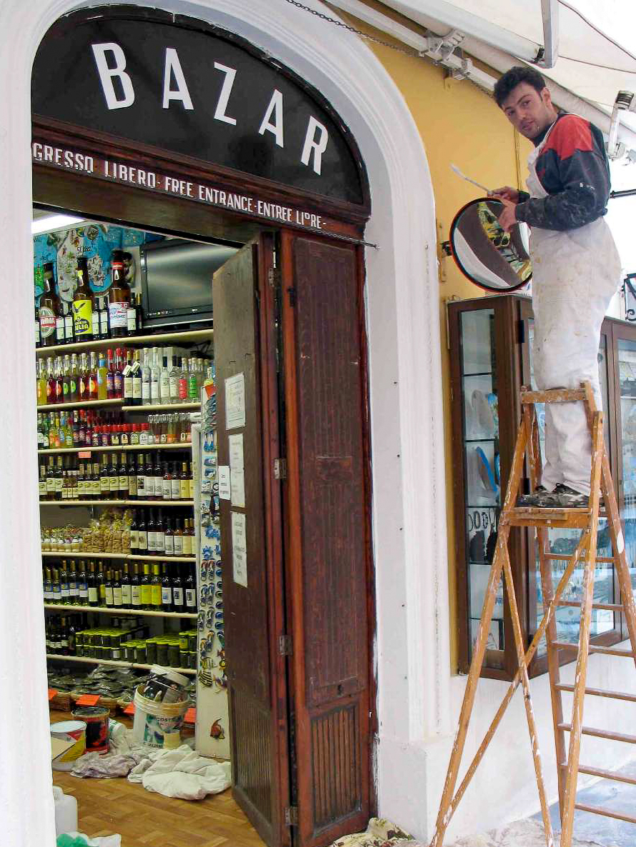 Bazar auf Stromboli wird von Maler gestrichen