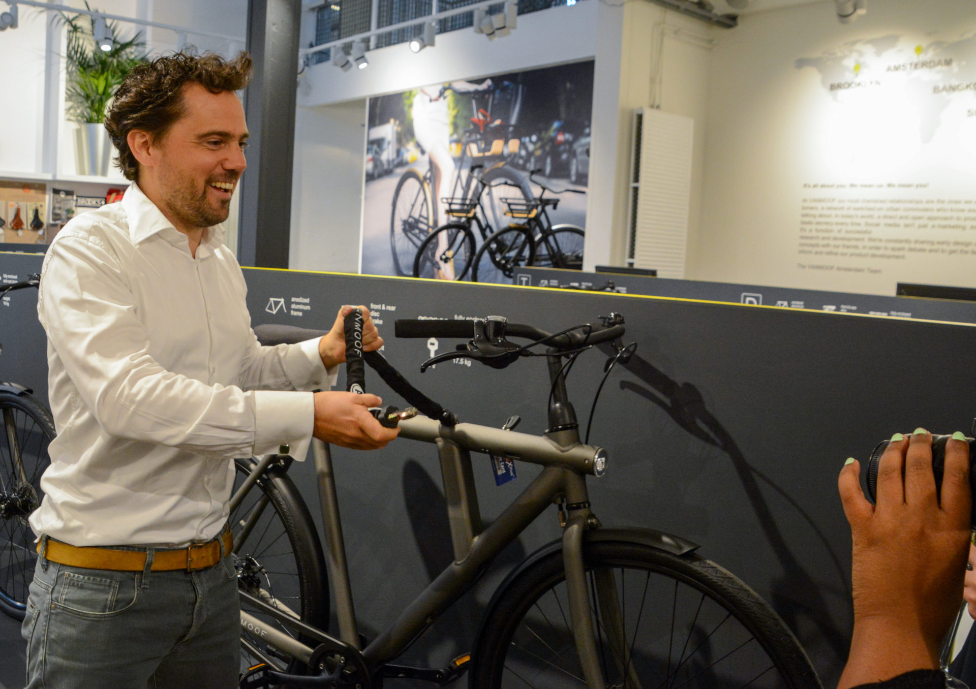 Vanmoof-Gründer Taco Carlier mit einem seiner E-Bikes in Amsterdam