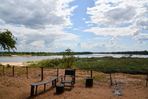 Terrasse im Jimbiza-Camp in Tansania mit Blick auf den Rufiji