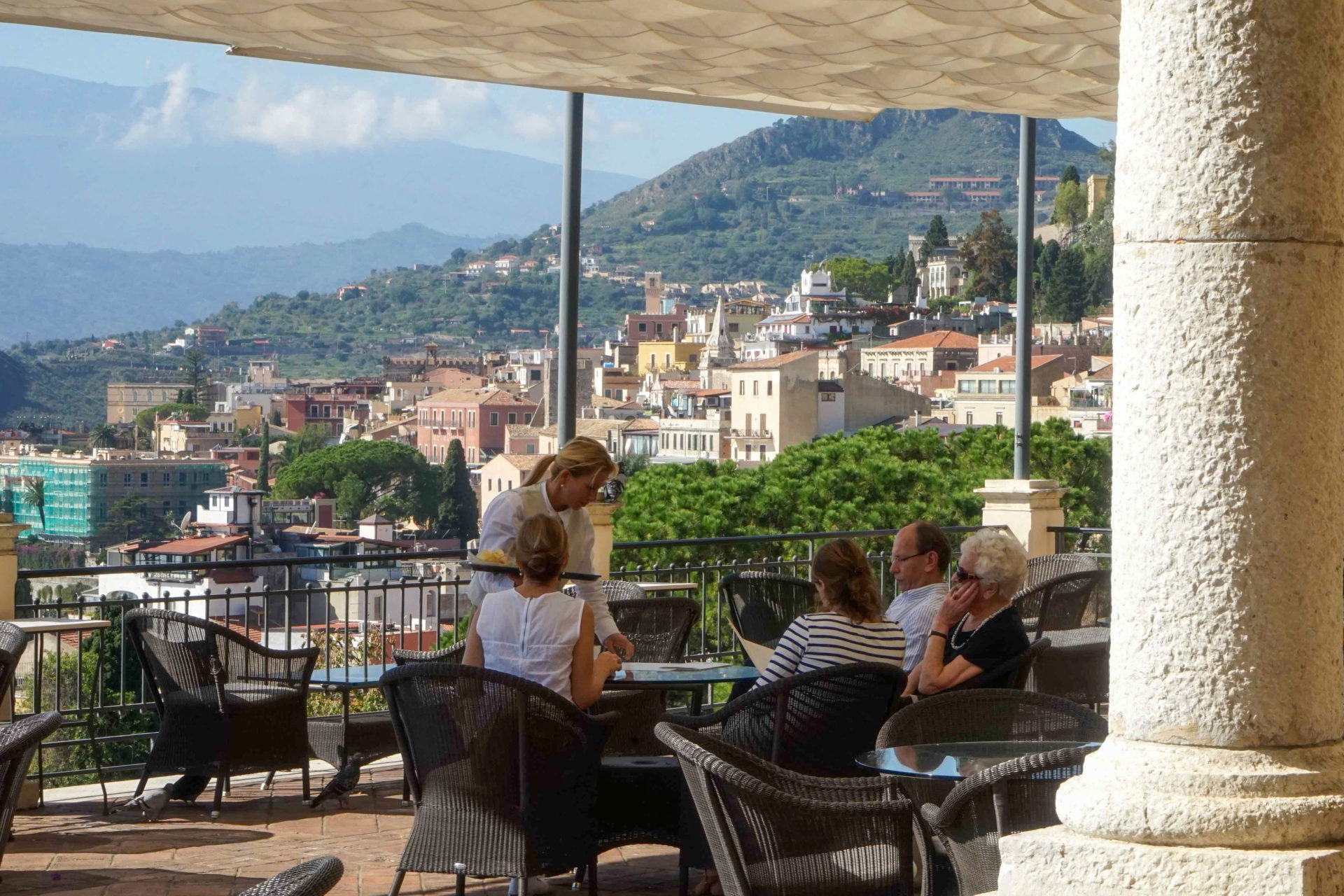 Gäste auf der Terrasse des Luxushotels Timeo im Herbst auf Sizilien