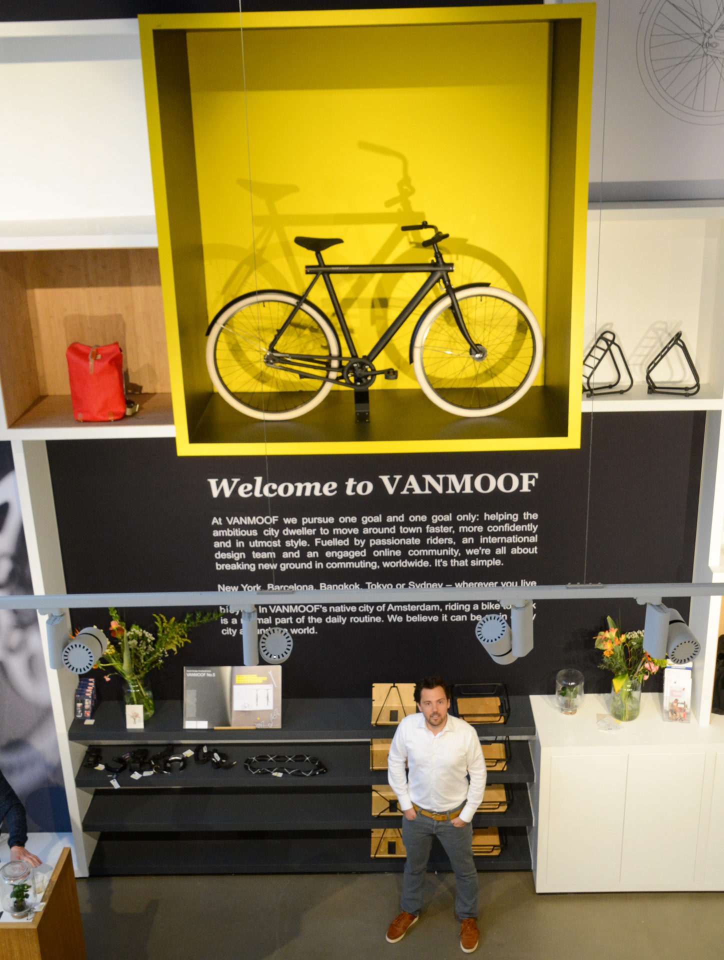 Vanmoof Gründer Taco Carlier im Flagship Store in Amsterdam