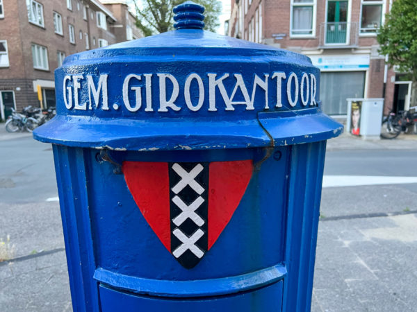 Altmodischer Briefkasten mit der Aufschrift Gem. Girokantoor in der Spaarndamer Buurt in Amsterdam