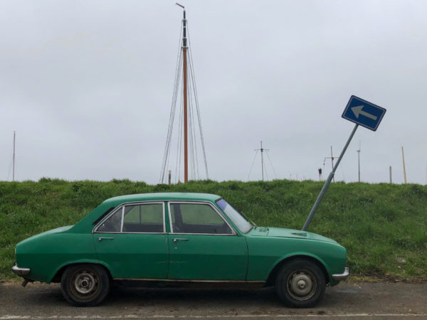 Vintage Peugeot hinter dem Deich von Schellingwoude außerhalb des Zentrums von Amsterdam