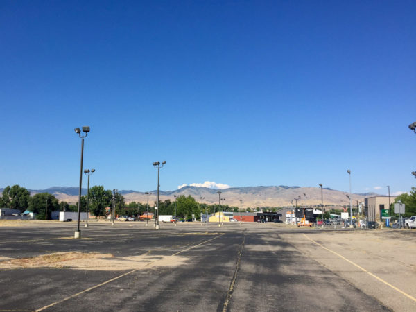 Leerer Parkplatz in Idaho mit Wolken von einem Waldbrand