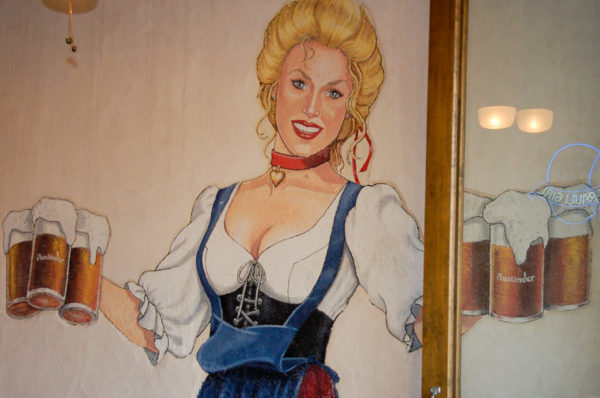 Blonde Frau mit vielen Biergläsern auf eine Hauswand in Texas gemalt
