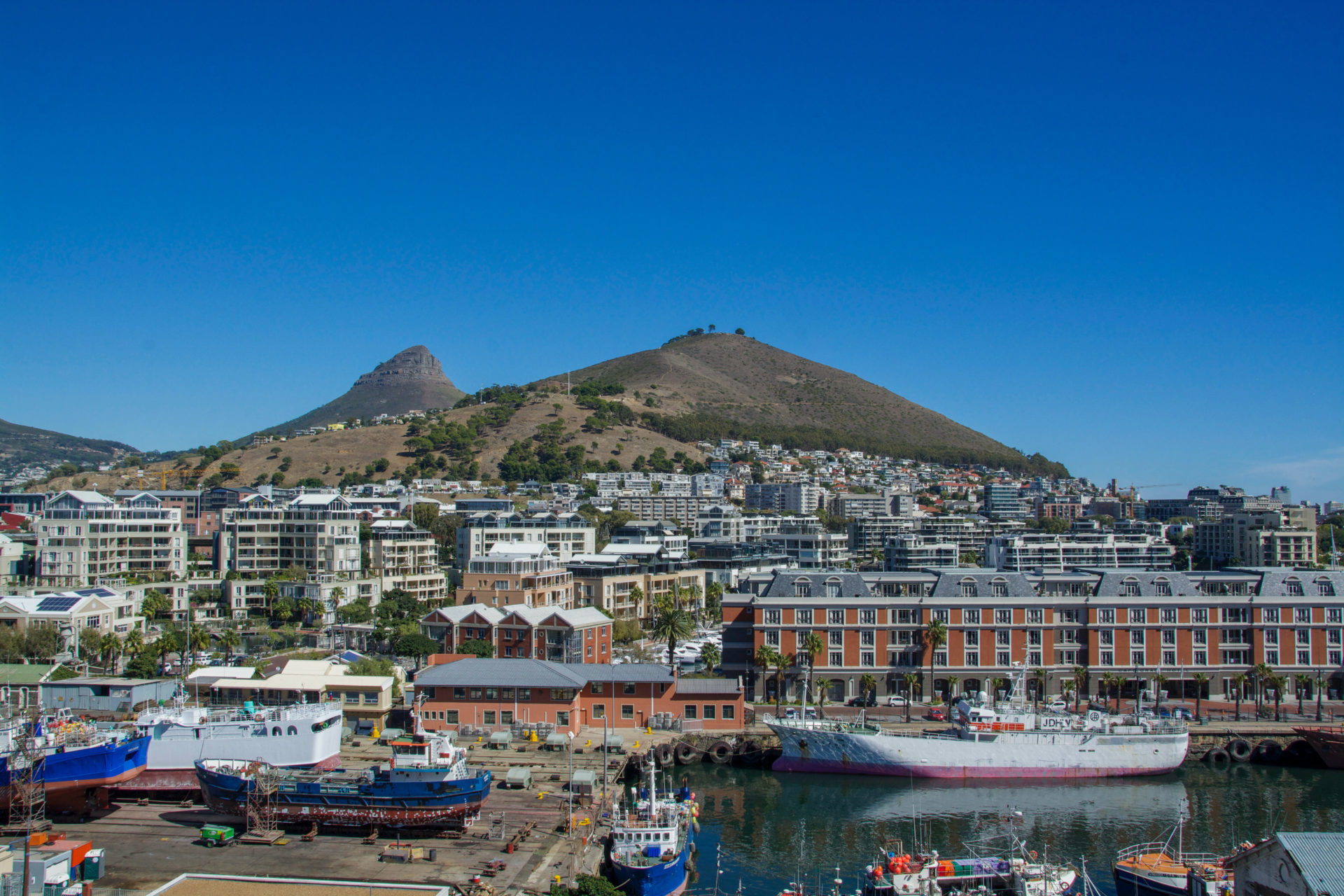 Blick auf den Lion's Head in Kapstadt mit der V&A Waterfront