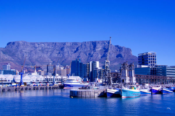 Blick auf die Waterfront und den hafen mit Hotel The Silo und Tafelberg in Kapstadt