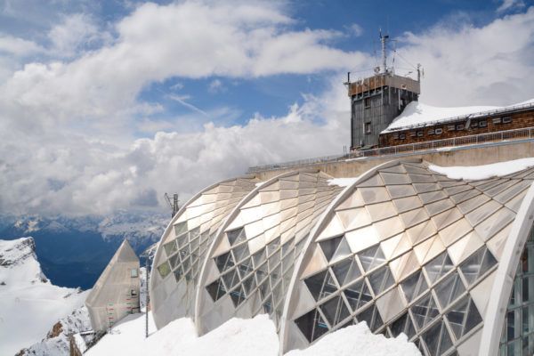 Die Wetterstation auf der Zugspitze mit moderner Architektur