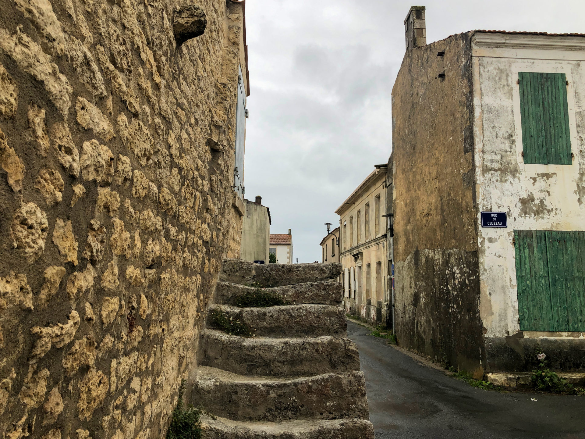 Steintreppe an einem Wohnhaus in La Cotinière an der französischen Atlantikküste