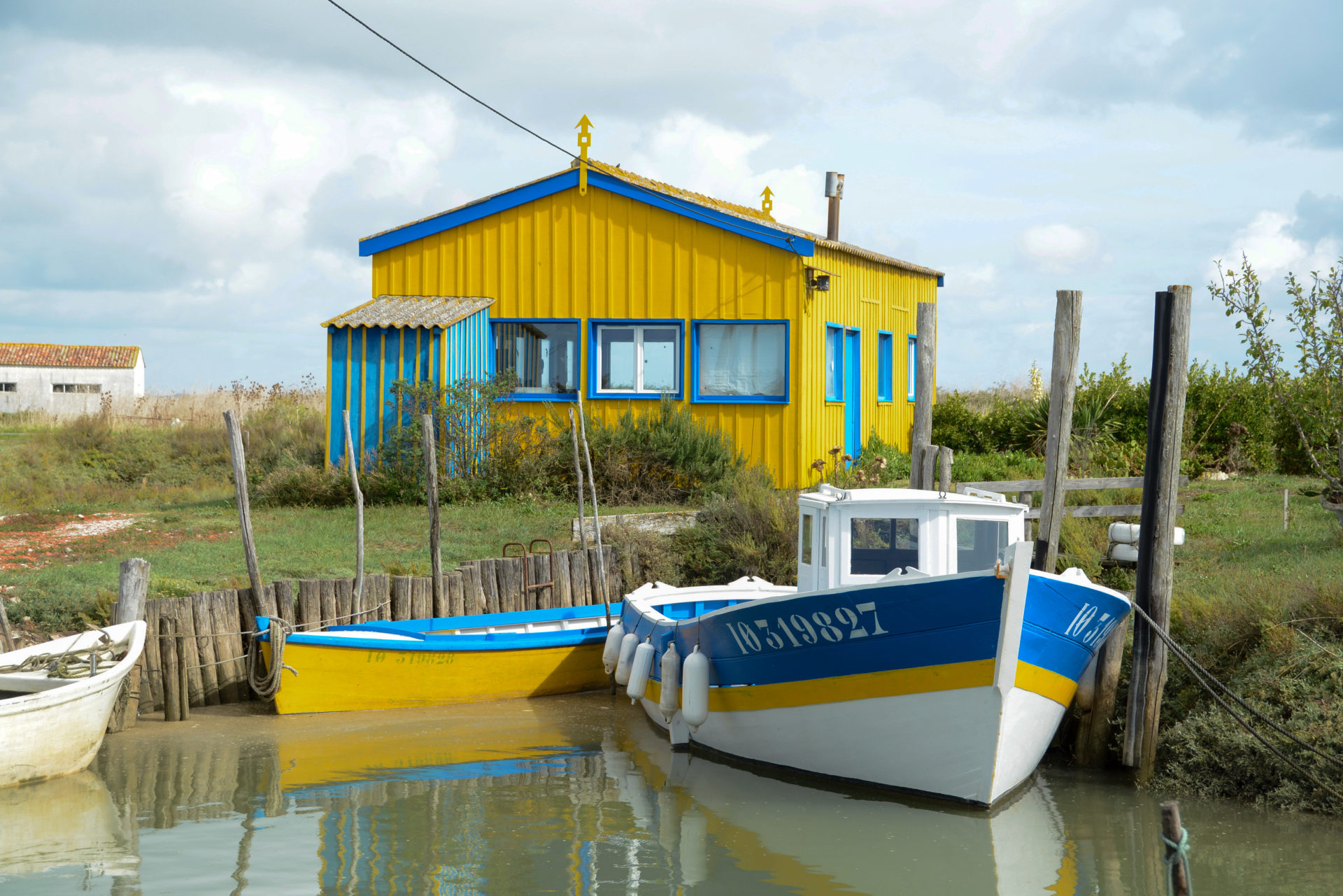 Gelbes Haus mit buntem Boot auf Oleron
