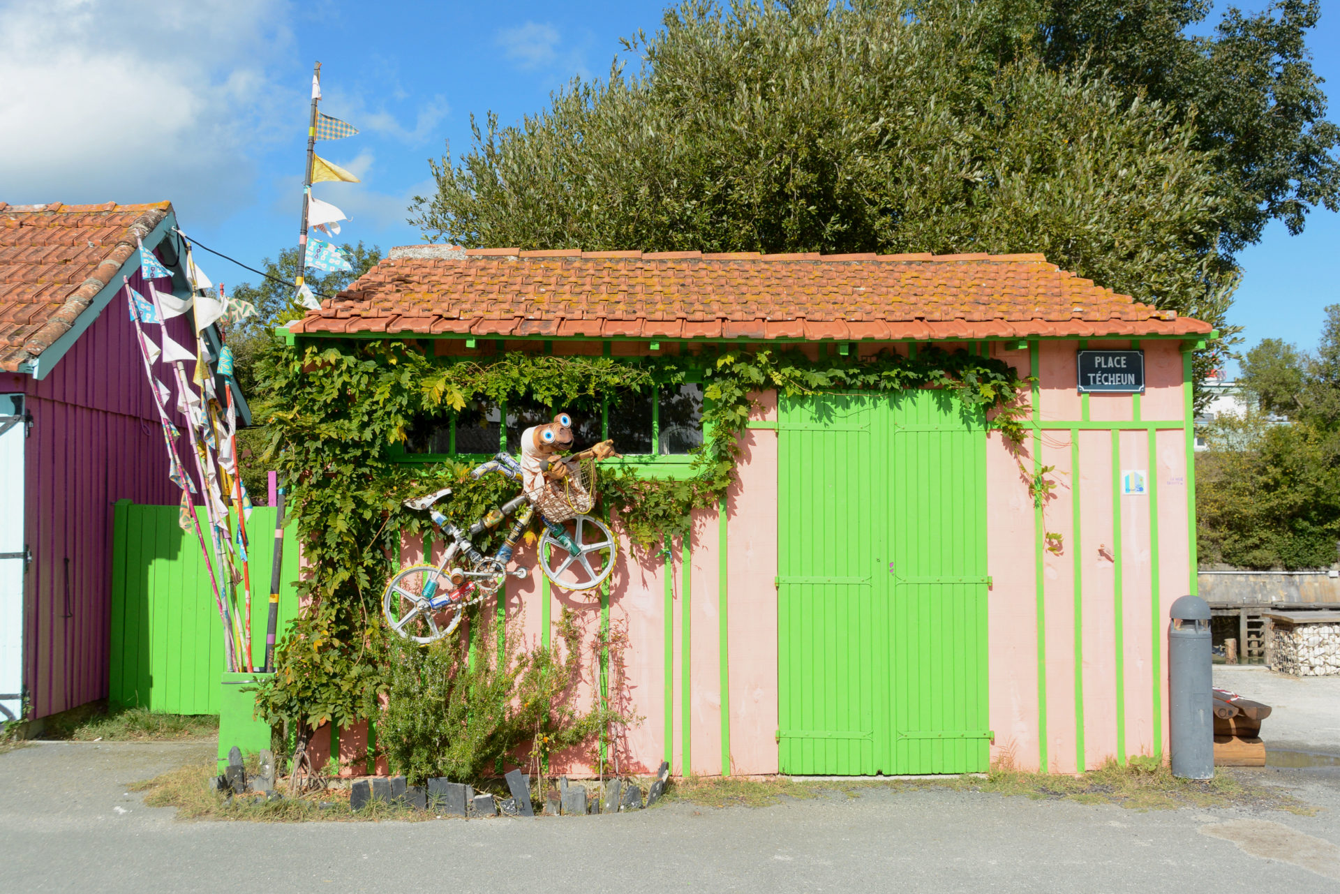 Fahrrad mit E.T. an der Wand eines Schuppens auf der Île d'Oleron