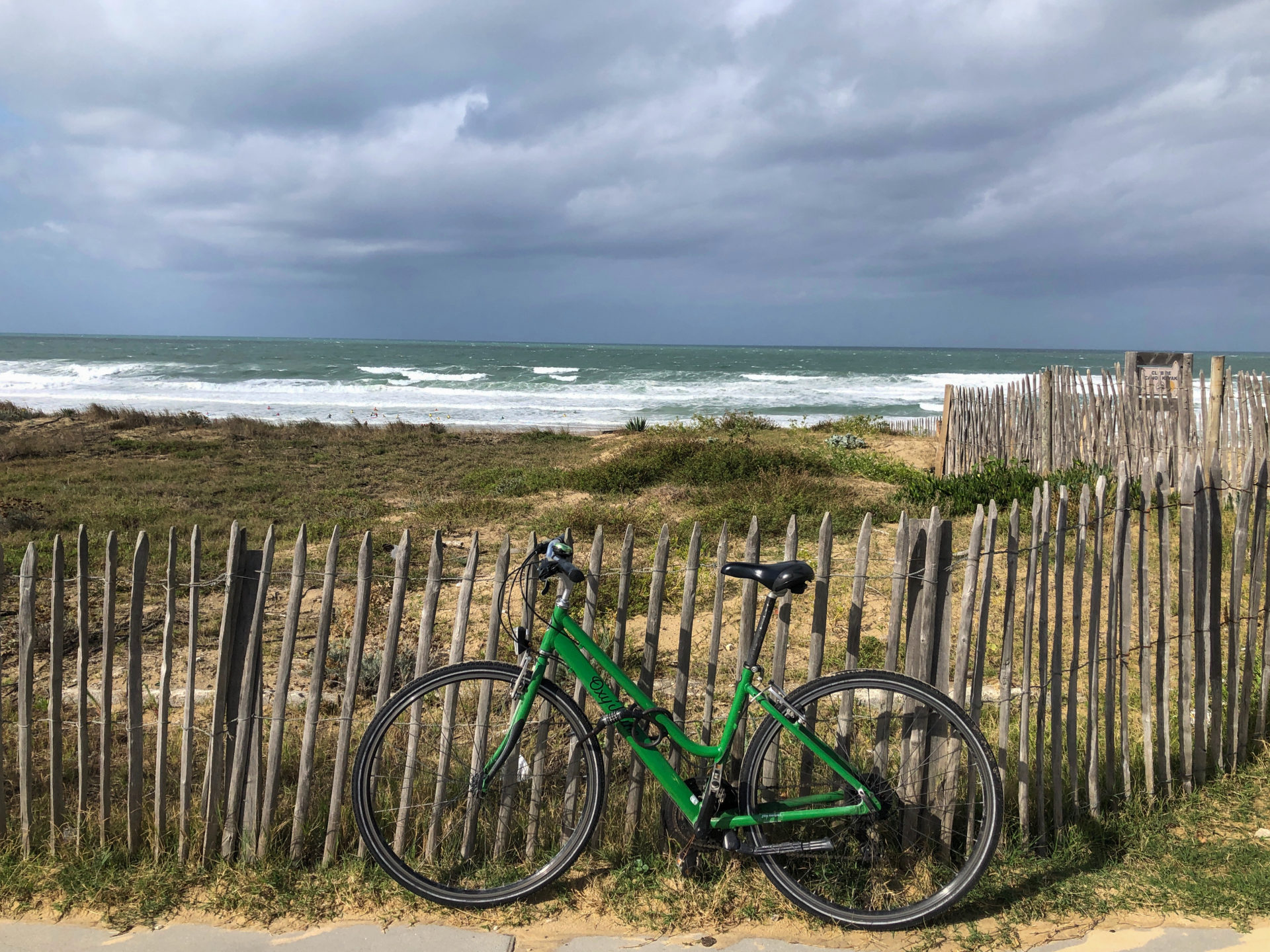 Fahrräder vor den Wellen an der Küste von Lacanau 