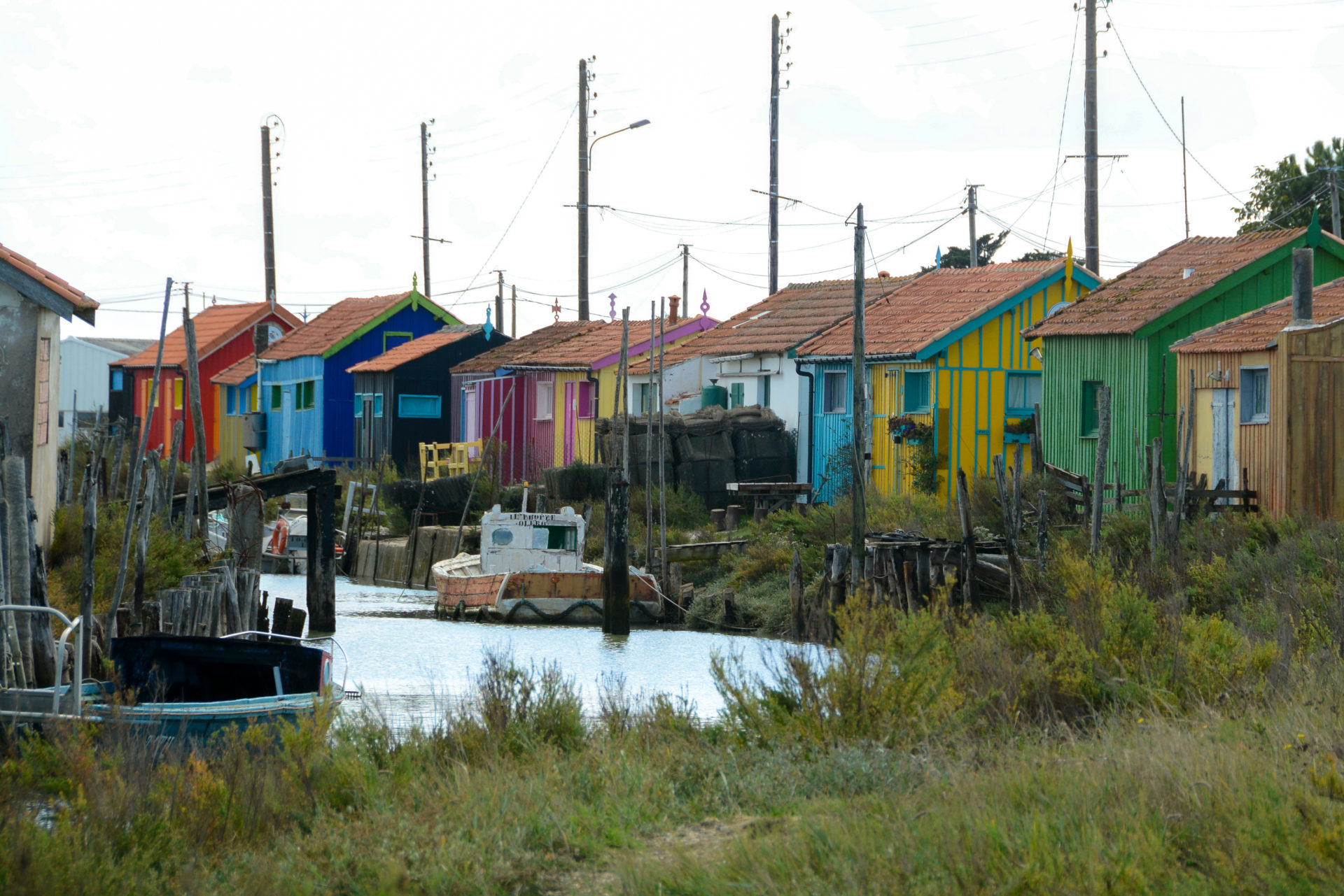Weit verzweigte Wasserstraße mit bunten Fischerhäusern auf der Île d'Oleron