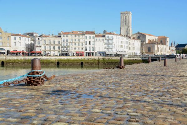 Hafen von La Rochelle mit Kaimauern und Kirchturm