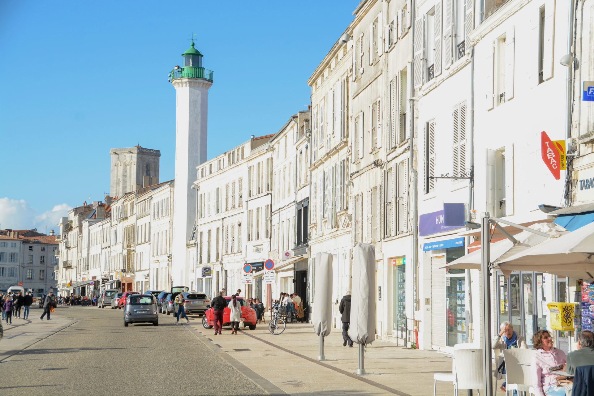 Promenade in La Rochelle mit weißen Häusern und Leuchtturm