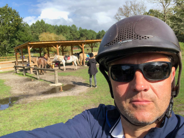 Autor Ralf mit Helm auf einem Pferd auf der Ranch des Lamberts im Médoc