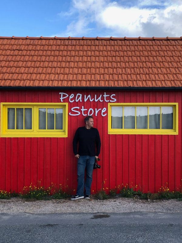 Autor Ralf vor einem Peanut Store auf der Île d'oleron