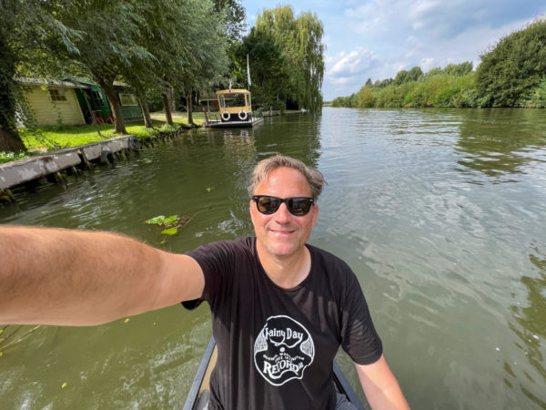 Selfie im Kajak auf der Linge mit Fähre im Hintergrund
