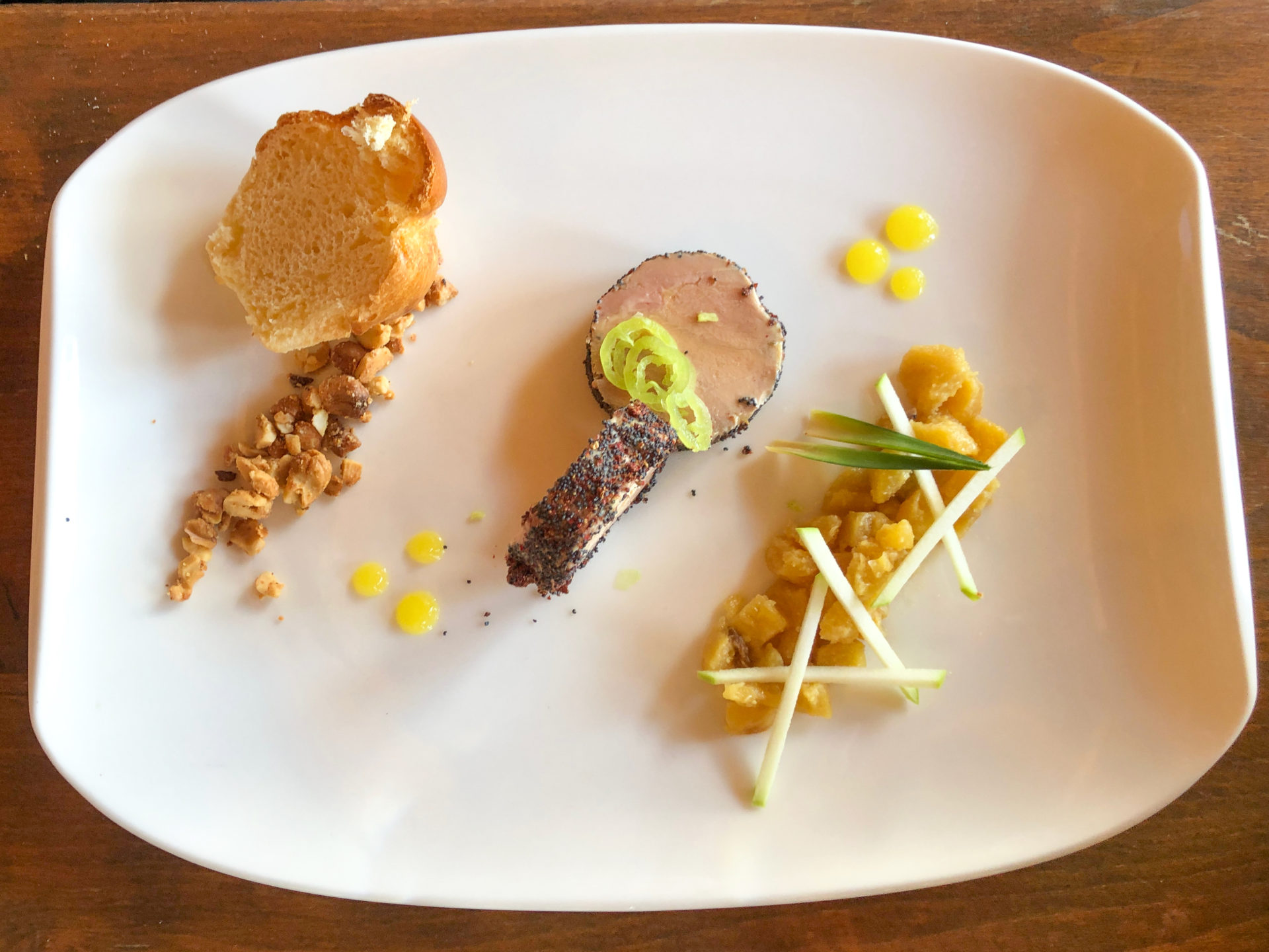 Teller mit Foie Gras und Deko im Restaurant Le Bouchon du Ferret