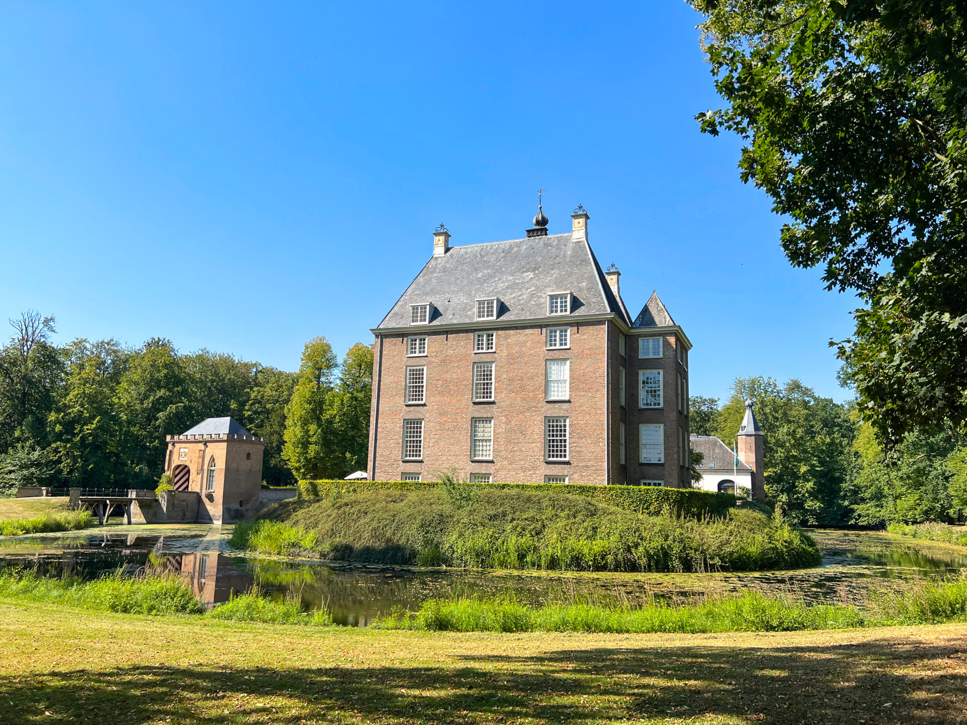 Schloss Soelen in Gelderland mit Wassergraben bei strahlendem Sonnenschein
