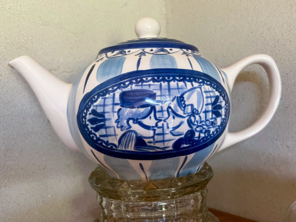 Teekessel aus Delfter Blau mit altholländischem Motiv