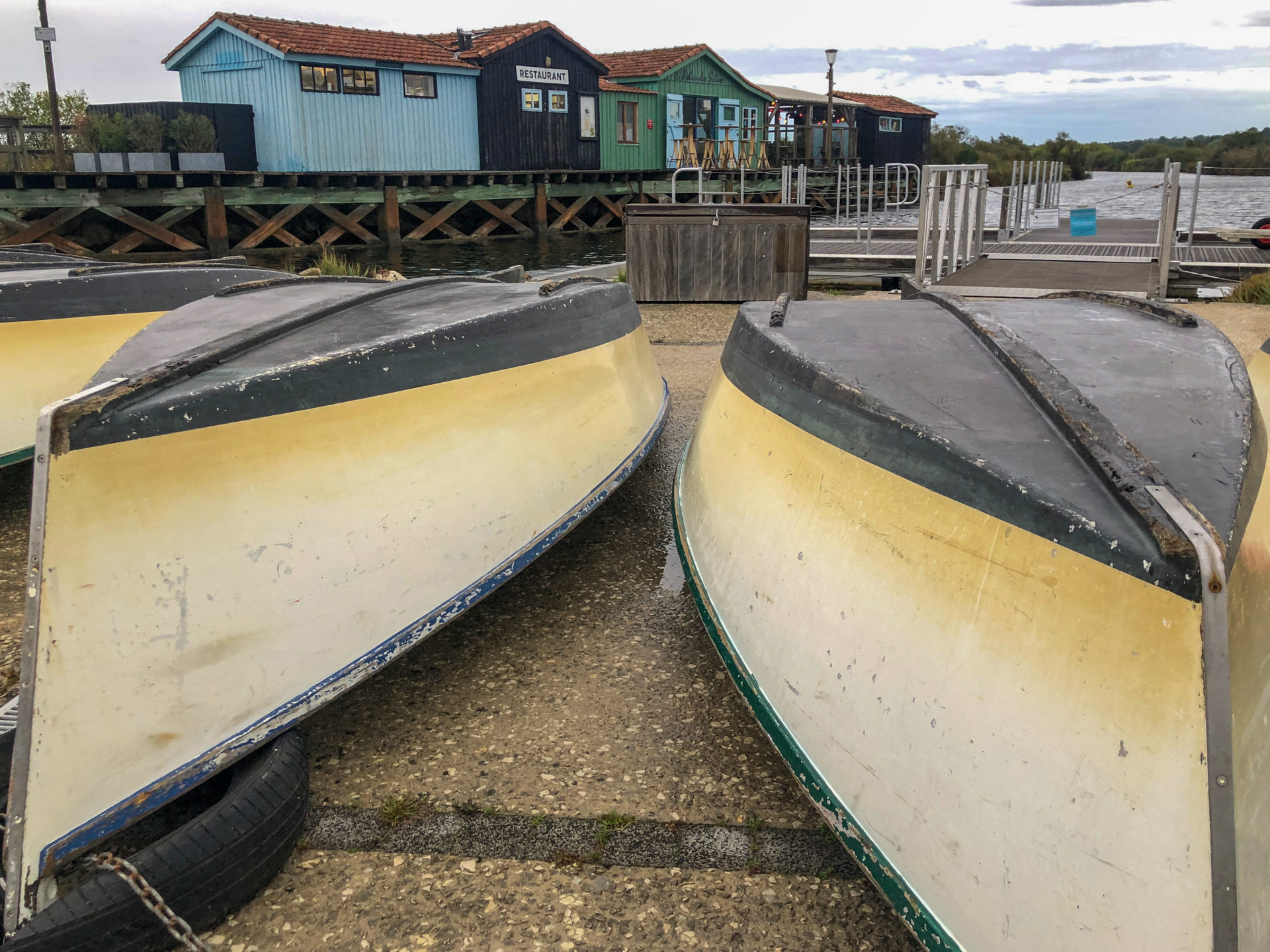 Umgedrehte Boote vor dem Restaurant Relais des Salines auf der Île d'Oleron an der französischen Atlantikküste