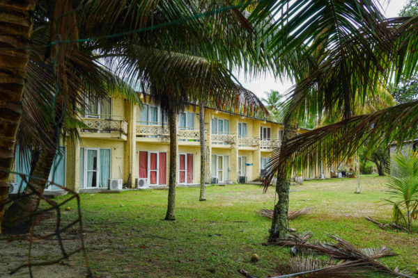 Altes Hotel auf den Seychellen mit Palmenwedeln