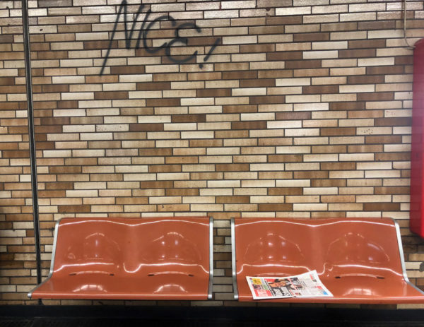 Hartschalensitze mit Tageszeitung Express im U-Bahnhof Hansaring in Köln
